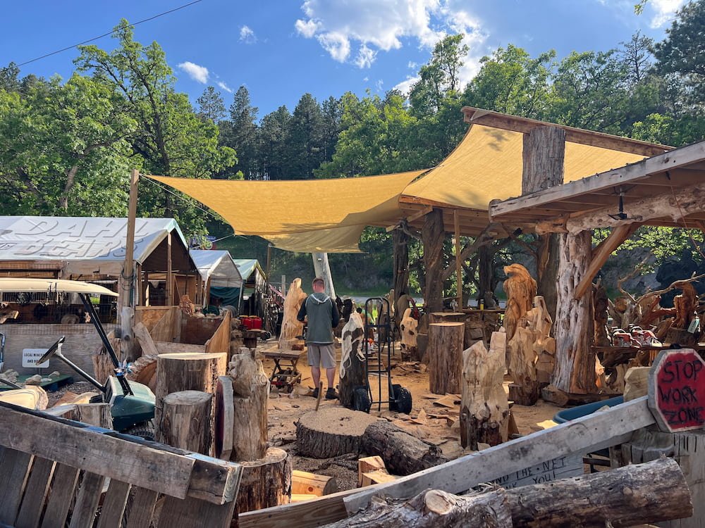 Live wood carving with a chainsaw