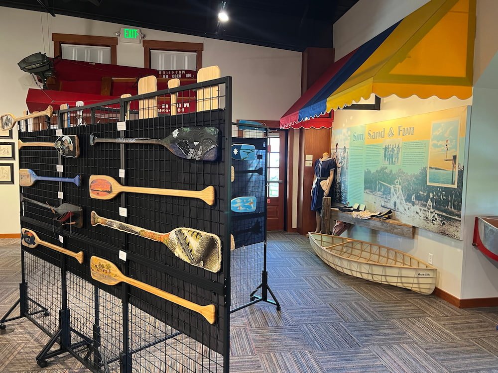 Paddle display and canoe