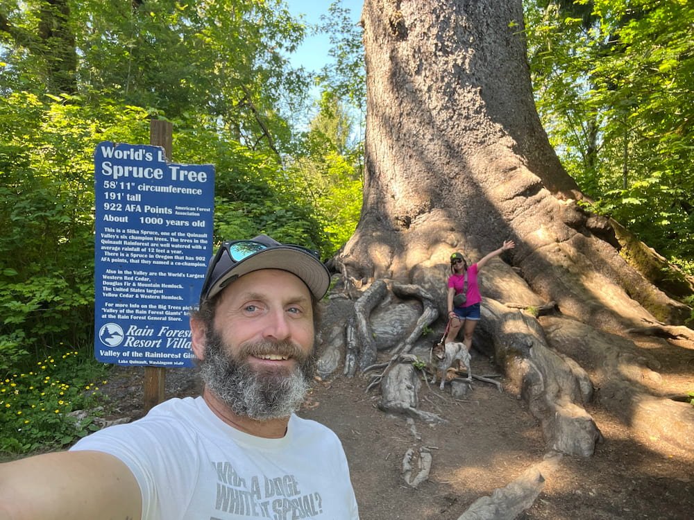 Selfie in front of the world's largest spruce tree