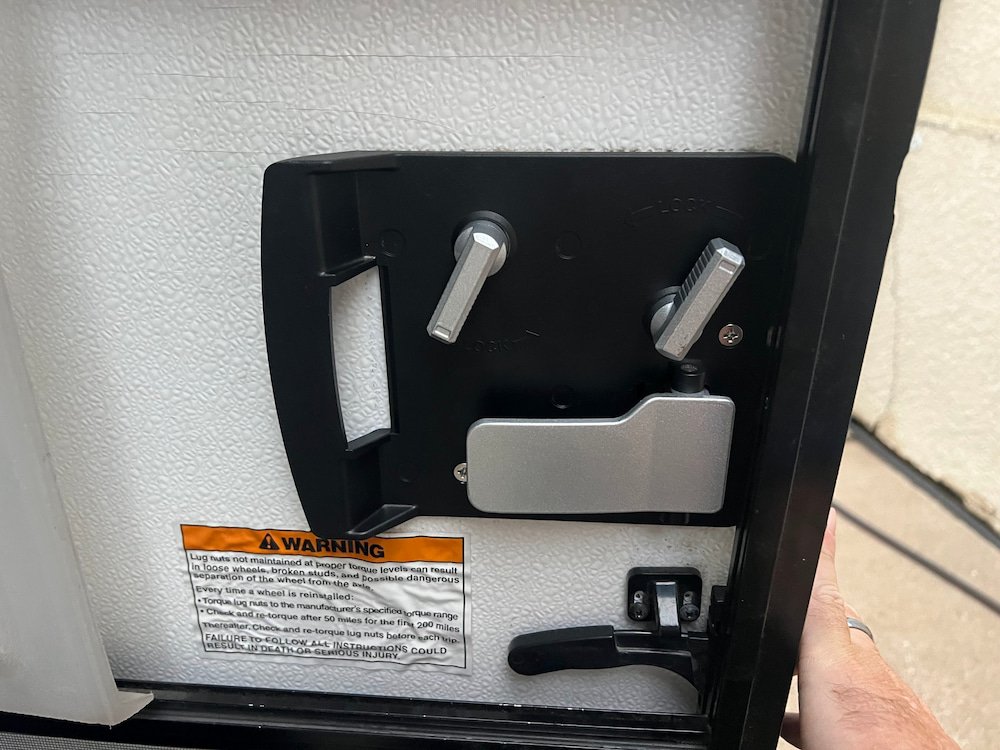 The new door latch and handle working again