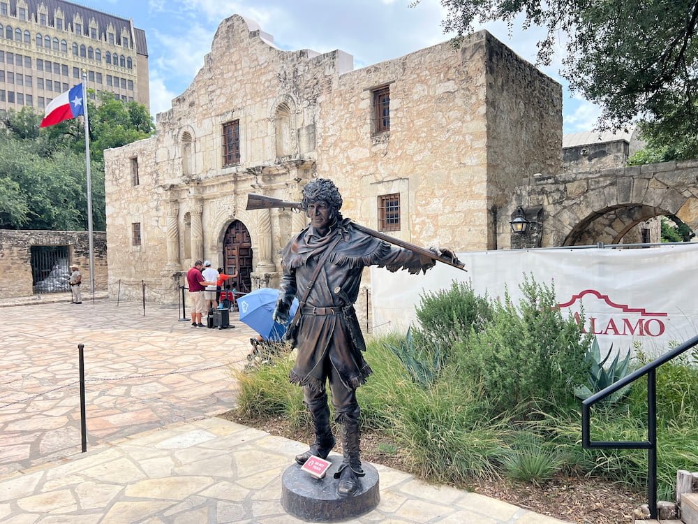 Davy Crockett statue in front of the Alamo