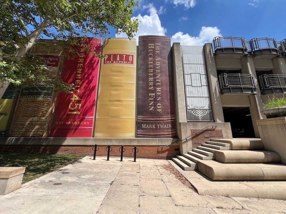 Kansa City Library looks like a giant bookshelf