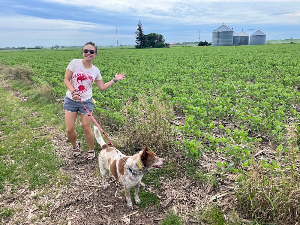 Lisette and Sheila on the path through the cornfields