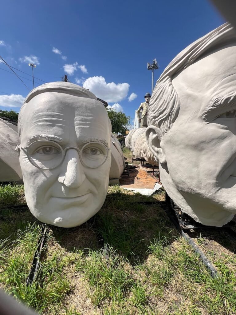 So many giant heads