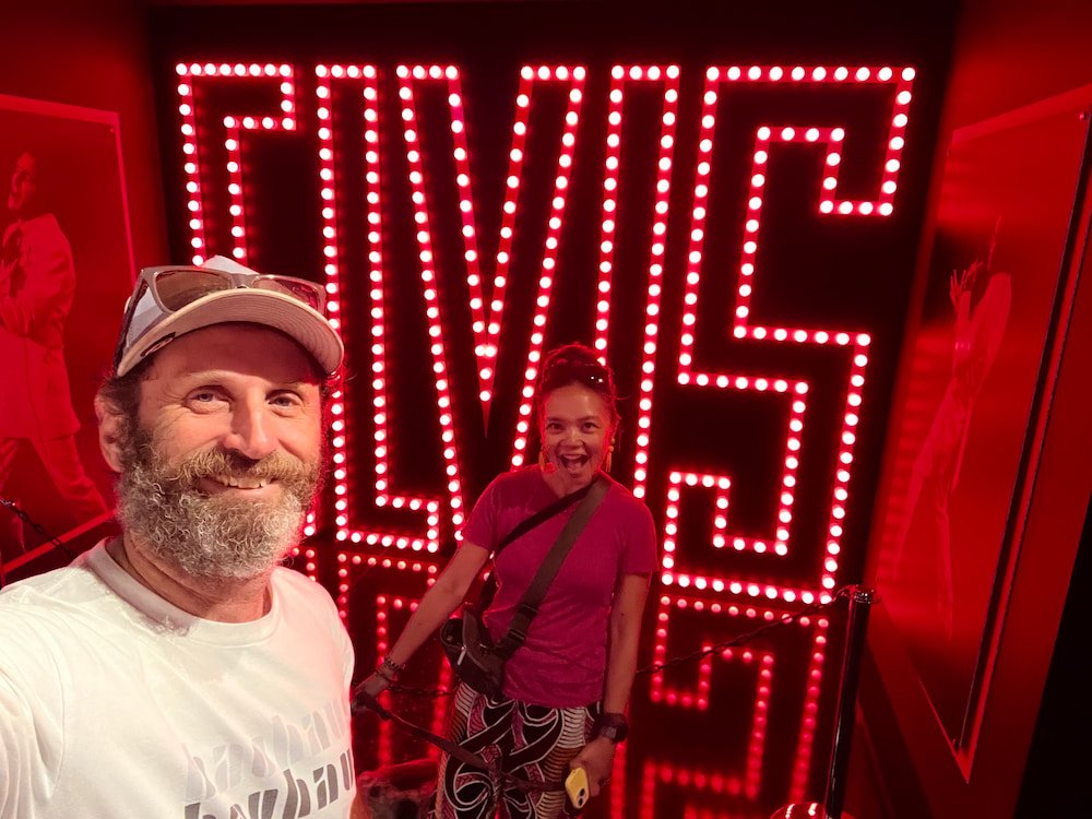 Elvis sign selfie