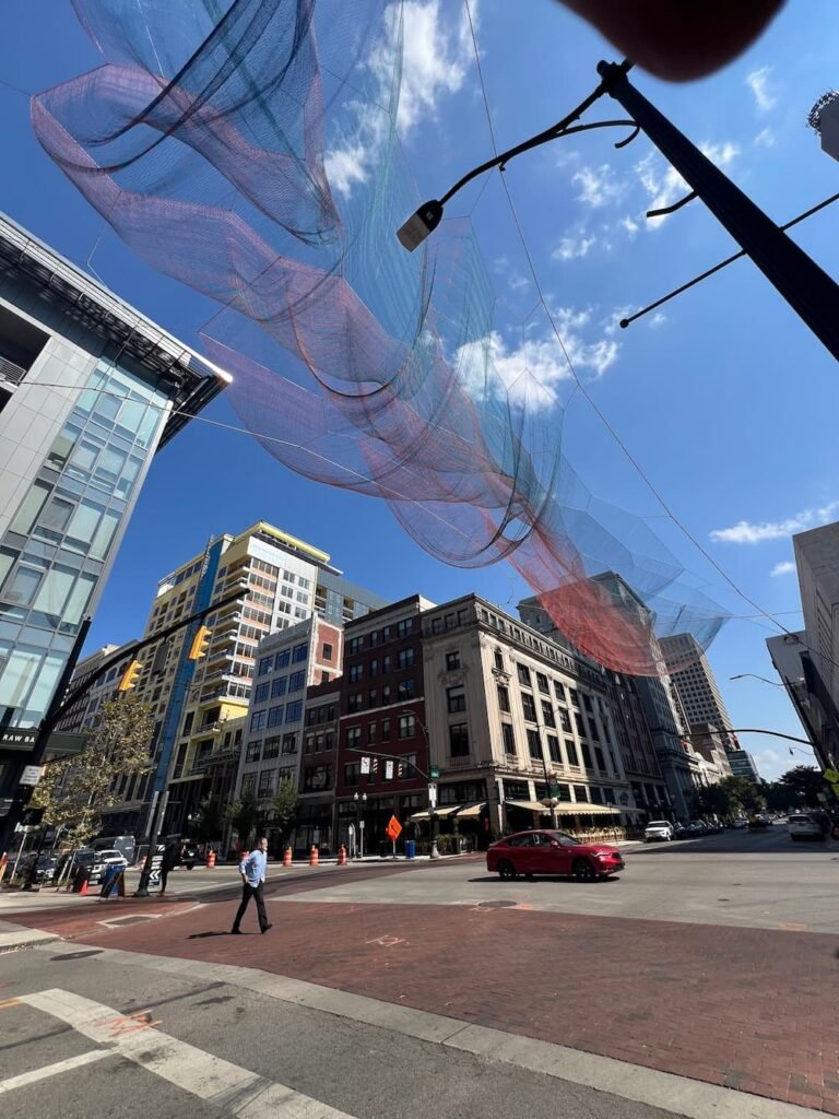 Colorful net spanning across the intersection