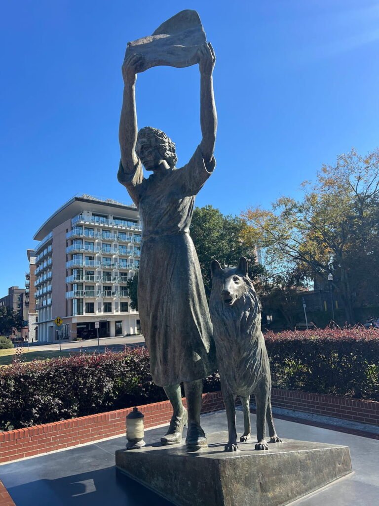 The Waving Girl Statue